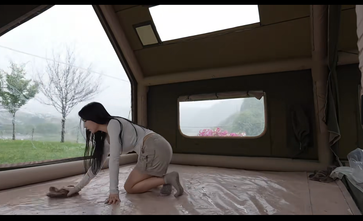 【🔞美女】韩国美女小姐姐暴雨野外露营   [729.8M]